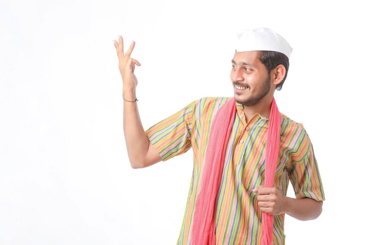 Foto jovem agricultor indiano em roupas tradicionais e dando expressão em fundo branco.