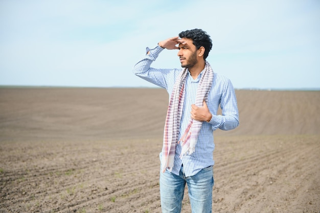 Jovem agricultor indiano em seu campo