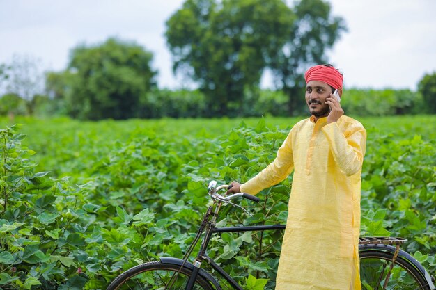 Jovem agricultor indiano em um campo