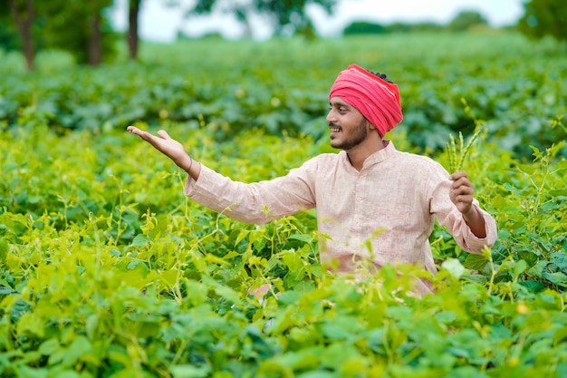 Jovem agricultor indiano no campo da agricultura.