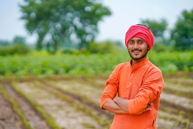 Jovem agricultor indiano no campo da agricultura.