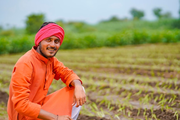 Jovem agricultor indiano no campo da agricultura.