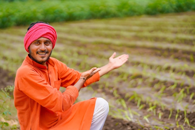 Jovem agricultor indiano no campo da agricultura.