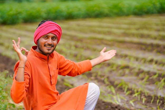 Jovem agricultor indiano no campo da agricultura.