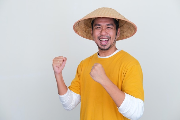 Jovem agricultor indonésio cerrou o punho mostrando felicidade