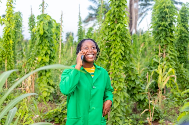 Jovem agricultor usando telefone celular fazendo ligações