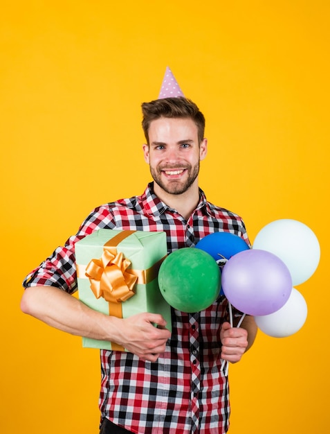 Jovem alegre bonito com sorriso se divertindo em pessoas de festa e alegria aniversário e conceito de celebração homem de festa louco de felicidade real no conceito de dia dos pais de férias felizes