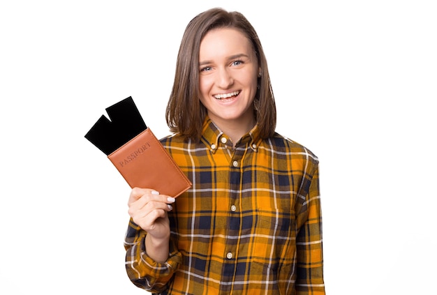 Foto jovem alegre com passaporte e passagens