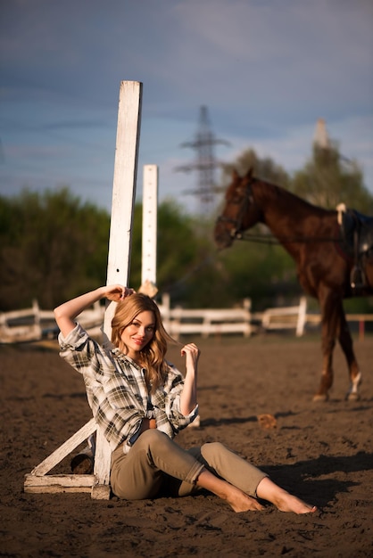 Foto jovem alegre com seu cavalo favorito