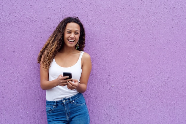 Jovem alegre com telefone celular