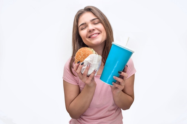 Foto jovem alegre e feliz segurar hambúrguer nas mãos