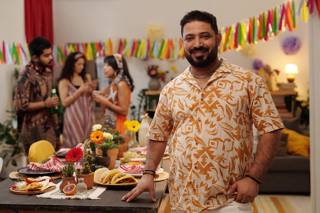 Jovem alegre em camisa elegante