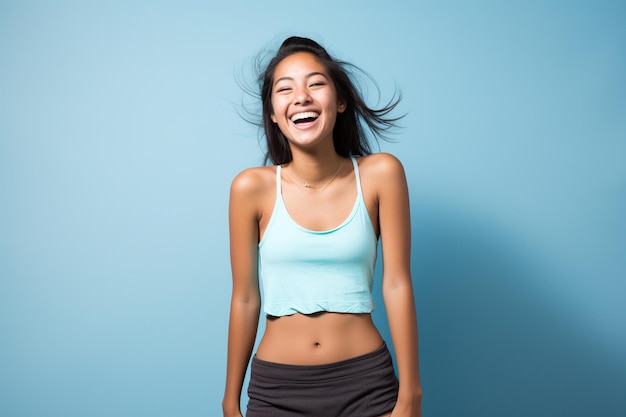 Jovem alegre em camiseta casual contra fundo azul do céu