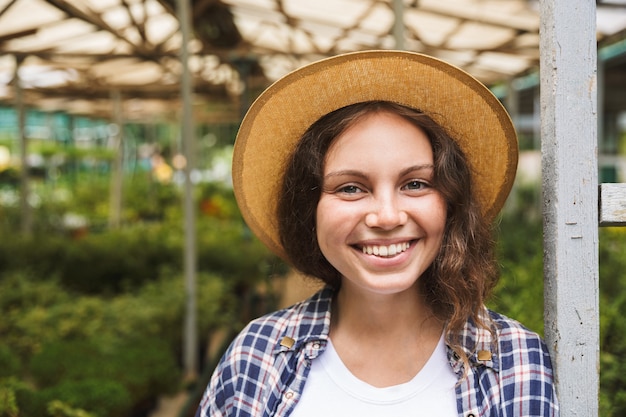 Jovem alegre em frente a uma estufa