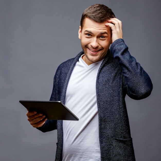 Foto jovem alegre em roupas casuais inteligentes