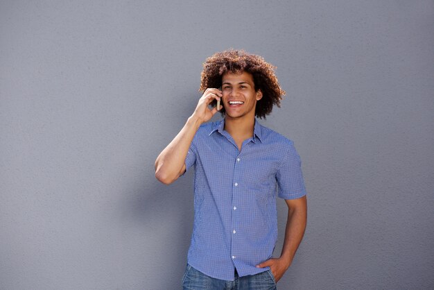 Jovem alegre falando no celular