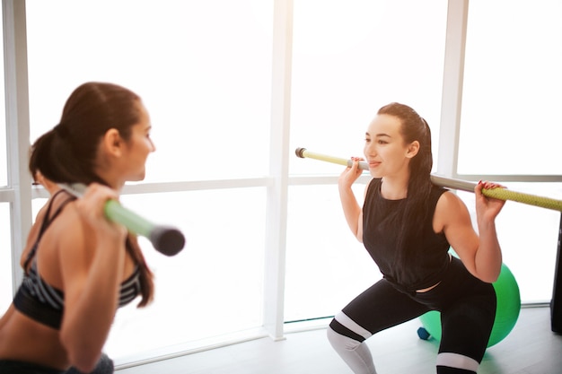 Jovem alegre fazendo exercícios juntos