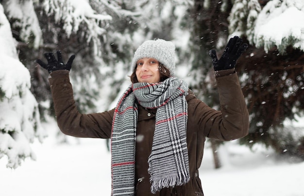 Jovem alegre feliz por nevar