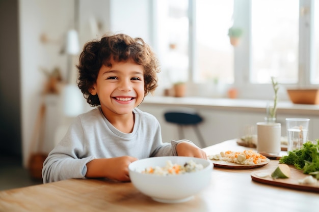 Jovem alegre festejando uma refeição deliciosa