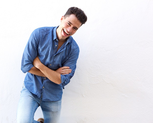 Jovem alegre na camisa azul rindo