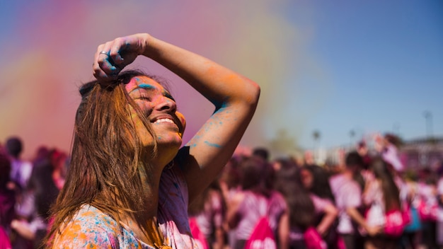 Jovem alegre no festival de holi