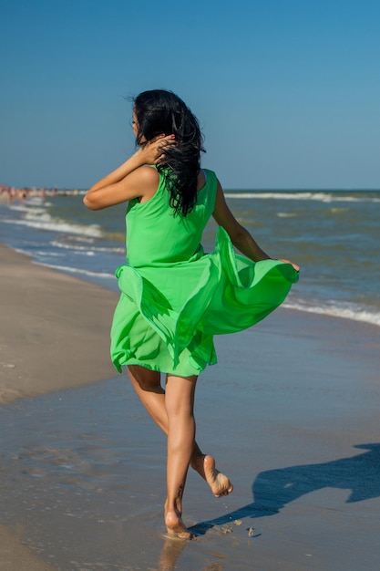 Foto jovem alegre no mar