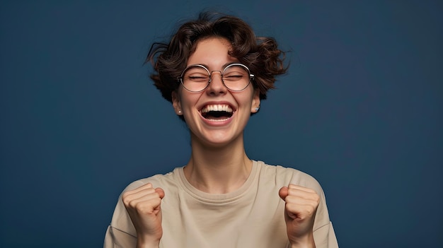 Jovem alegre rindo de coração contra um fundo azul expressando felicidade genuína e positividade em vestuário casual Capturando a essência da alegria e exaltação AI