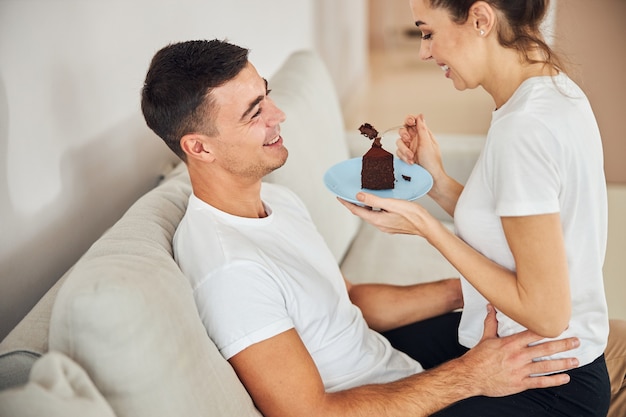 Jovem alegre segurando a namorada no colo