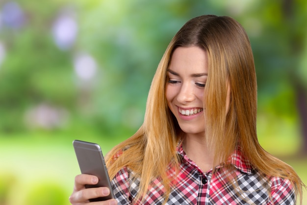 Jovem alegre segurando o telefone móvel