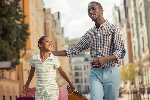 Jovem alegre tendo uma conversa agradável com seu filho