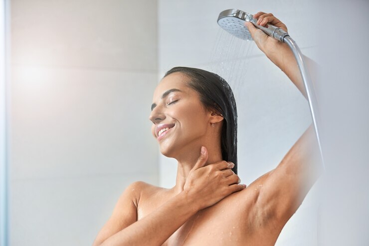 Jovem alegre tomando banho em casa