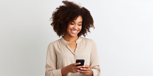 Jovem alegre usando smartphone para mensagens com amigos