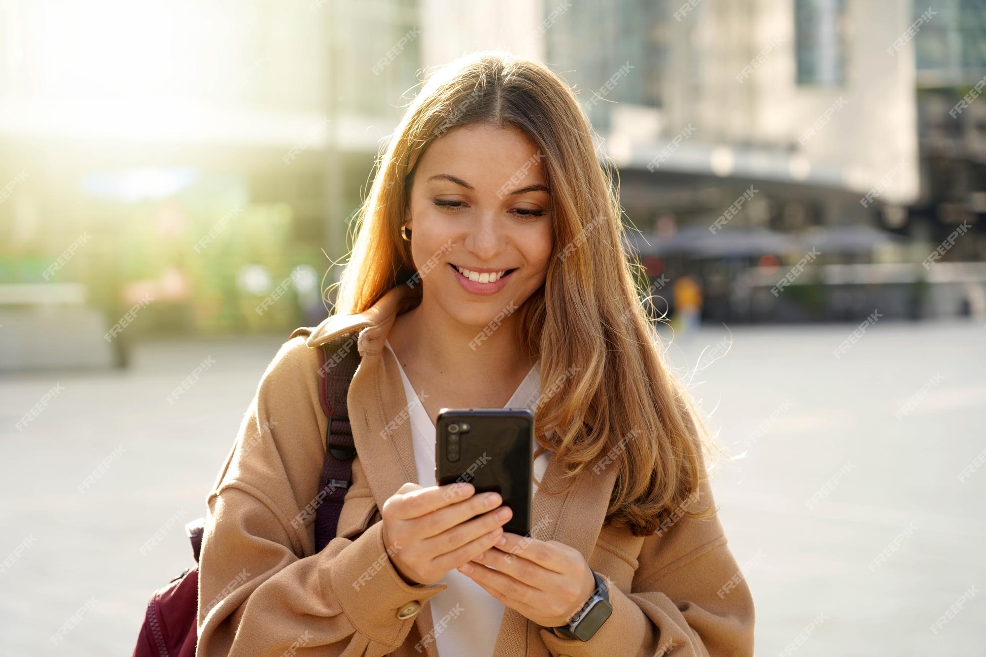 Jovem mulher sorrindo e rindo enquanto enviava mensagens de texto em um  telefone em casa mulher alegre conversando com seus amigos nas mídias  sociais navegando online e assistindo memes engraçados da internet