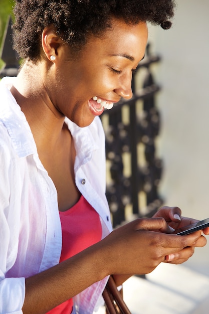 Jovem alegre usando telefone celular