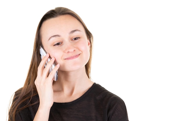 Jovem alegre usando um telefone inteligente