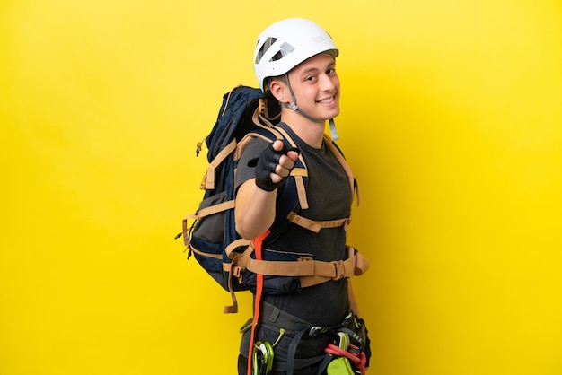 Jovem alpinista brasileiro apontando para a frente com expressão feliz