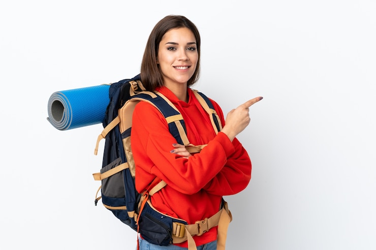 Foto jovem alpinista caucasiana com uma grande mochila