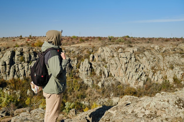 Jovem alpinista com mochila nas montanhas