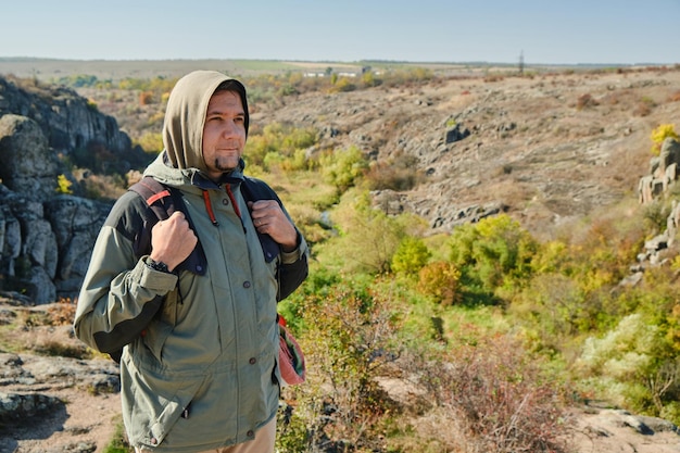 Jovem alpinista com mochila nas montanhas