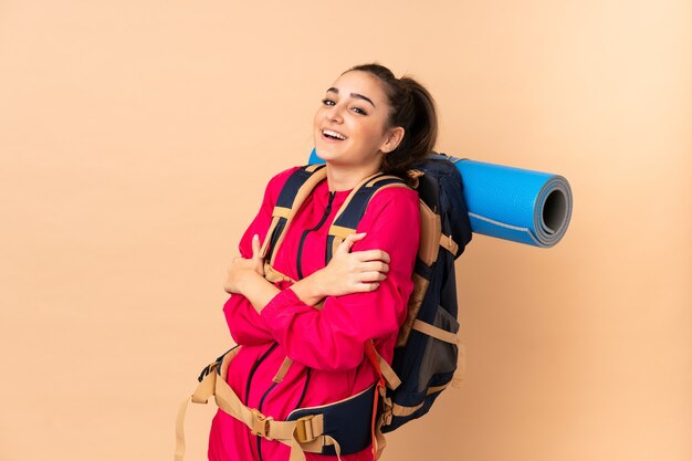 Jovem alpinista com um grande mochileiro isolado