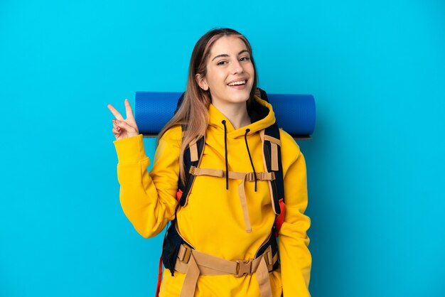 Foto jovem alpinista com uma grande mochila isolada