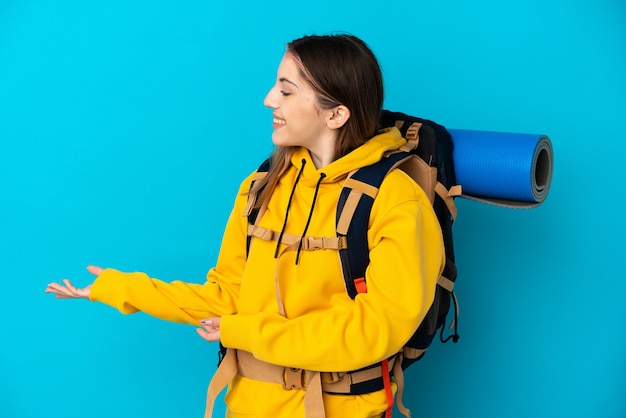 Jovem alpinista com uma grande mochila isolada