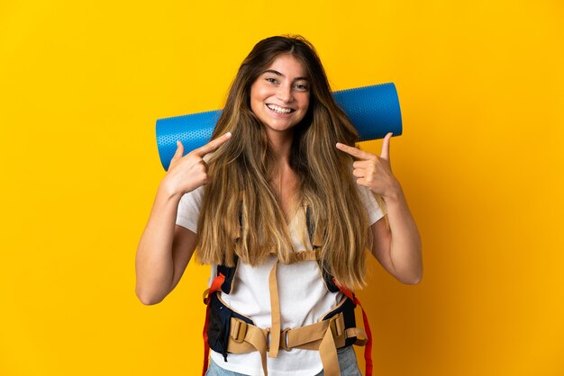 Jovem alpinista com uma grande mochila isolada