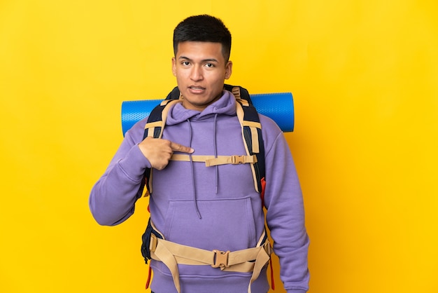 Jovem alpinista com uma grande mochila isolada