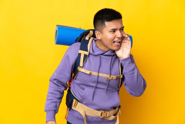 Jovem alpinista com uma grande mochila isolada