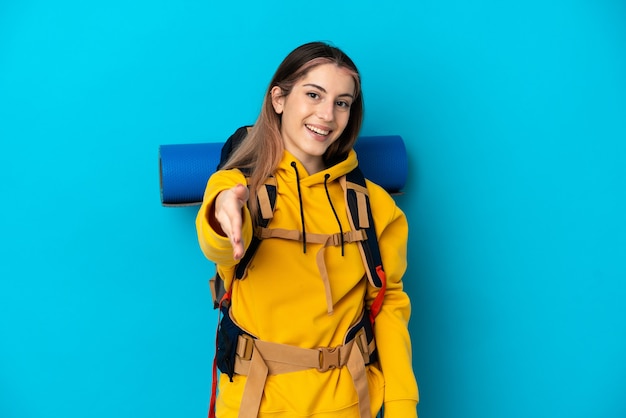 Jovem alpinista com uma grande mochila isolada