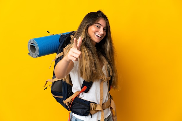 Jovem alpinista com uma grande mochila isolada