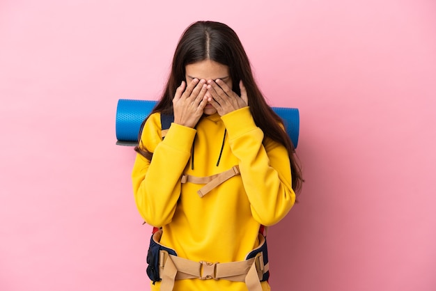 Jovem alpinista com uma grande mochila isolada