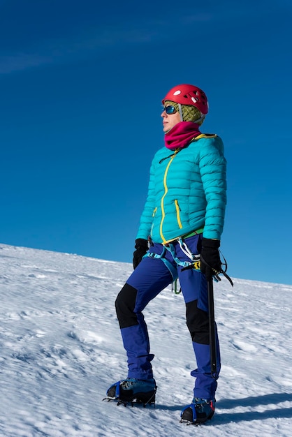 Jovem alpinista feminina com ferramentas de gelo, Sierra Nevada, Espanha