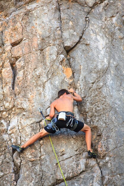 Jovem alpinista na rocha de sistiana, trieste